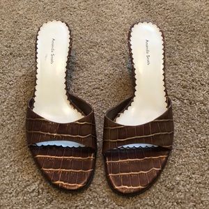 Amanda Smith Brown Short Heel Sandal Size 9.5